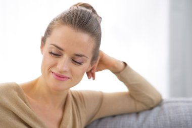 Oturma odasında düşünceli genç ev hanımı