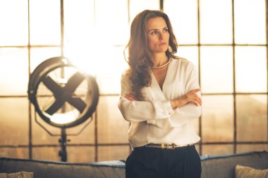 Loft daire düşünceli zarif genç kadın portresi