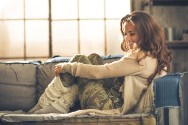 Çatı katı dairesinde oturan rahat genç kadın