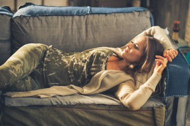 Çatı katı dairesinde döşeme rahat genç kadın