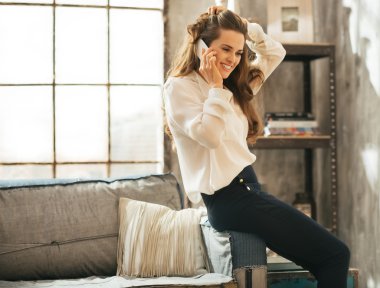 Mutlu genç kadın cep telefonu loft daire söz