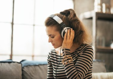 Kulaklık dinleme müzik genç bir kadın portresi çatı ap