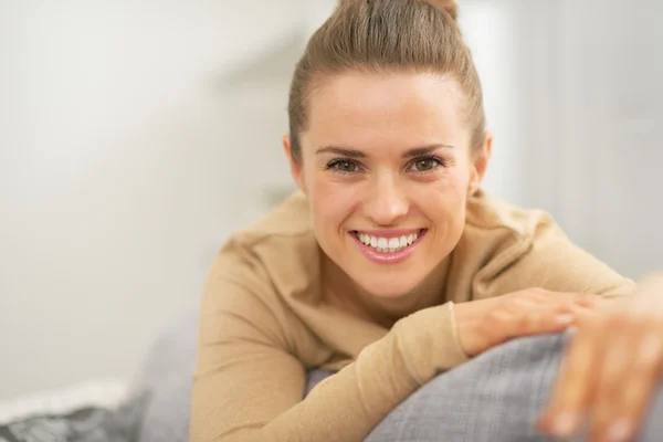 Portrét šťastné mladé ženy v obývacím pokoji — Stock fotografie