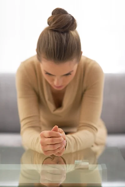 Närbild på stressade ung hemmafru i vardagsrum — Stockfoto