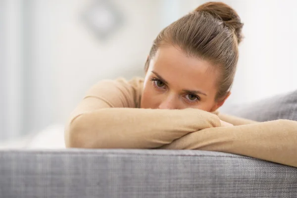 Close-up op gespannen jonge huisvrouw in woonkamer — Stockfoto