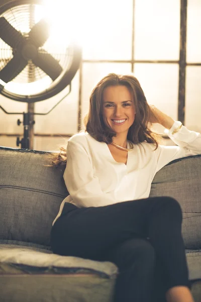 Retrato de mujer joven elegante sonriente en apartamento loft — Foto de Stock