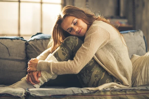 Mujer joven y relajada sentada en el apartamento loft — Foto de Stock