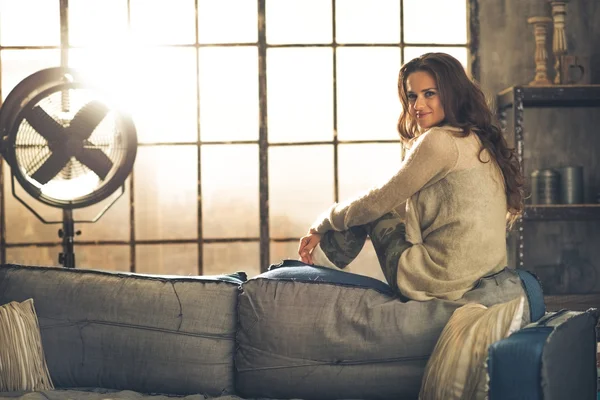 Retrato de una joven sentada en un apartamento tipo loft — Foto de Stock