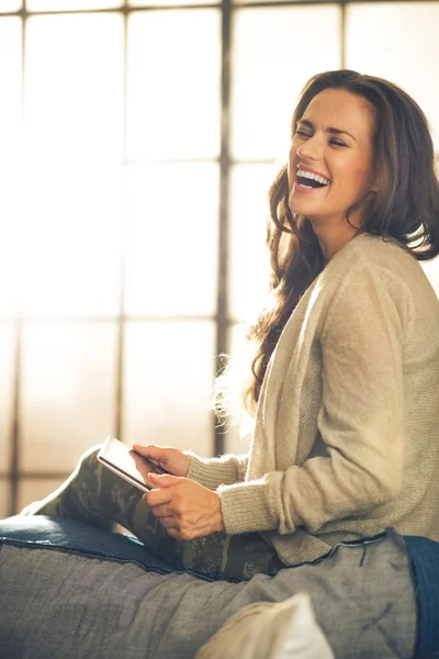 Retrato de una joven sonriente usando tableta pc en apartmen loft — Foto de Stock