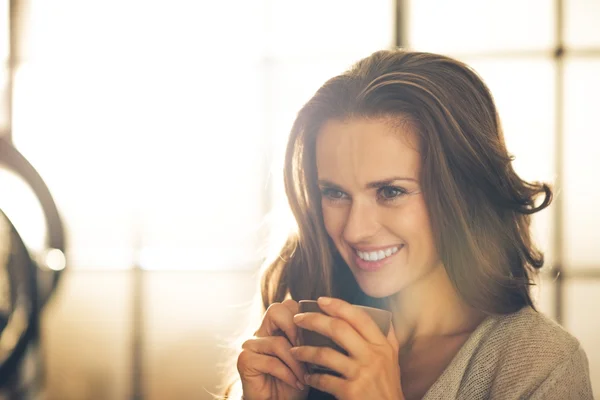 コーヒーを飲みながら笑顔の若い女性の肖像 — ストック写真