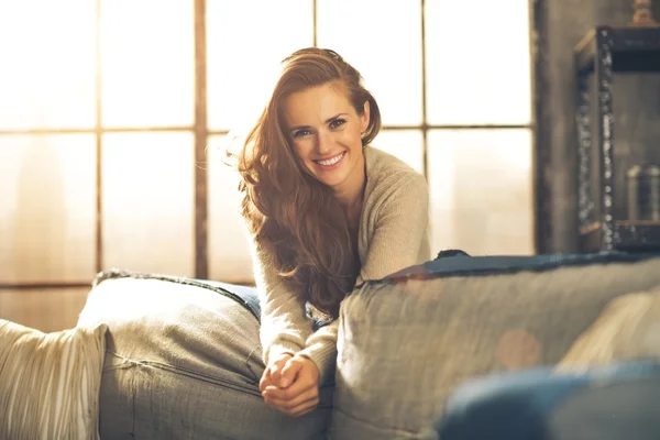 Портрет счастливой девушки в квартире на чердаке — стоковое фото