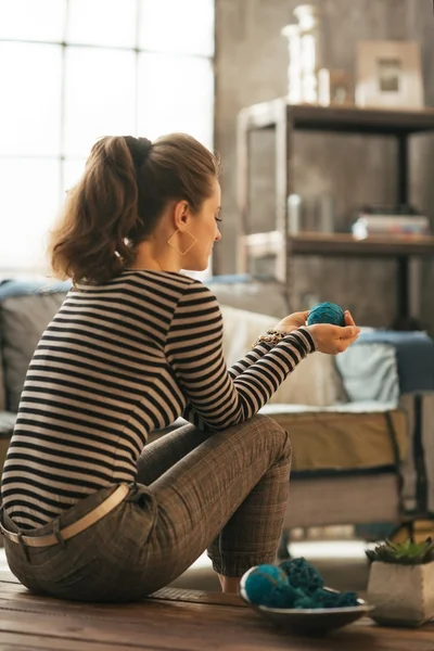 Primer plano de la joven sentada en el apartamento loft — Foto de Stock