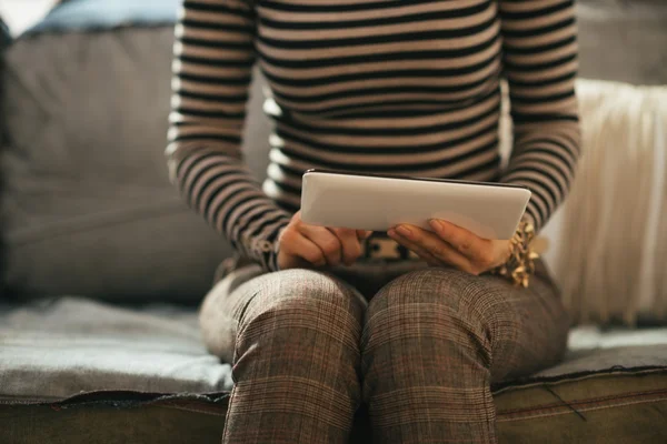 Nahaufnahme einer jungen Frau mit Tablet-PC — Stockfoto