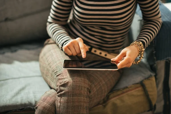 Detailní záběr na mladou ženu pomocí počítače tablet pc — Stock fotografie