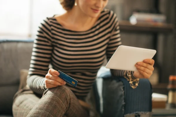 Gros plan sur la jeune femme avec carte de crédit et tablette pc — Photo