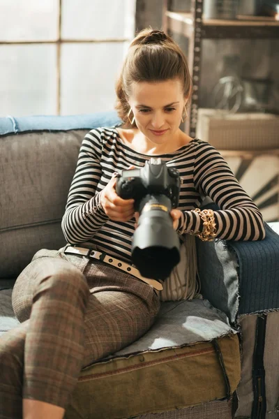 Mujer joven con cámara de fotos dslr en apartamento loft — Foto de Stock