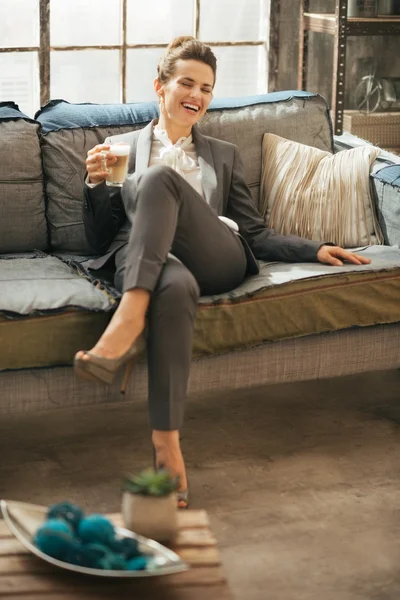 Gelukkig zakenvrouw met koffie latte in Zolder Appartement — Stockfoto