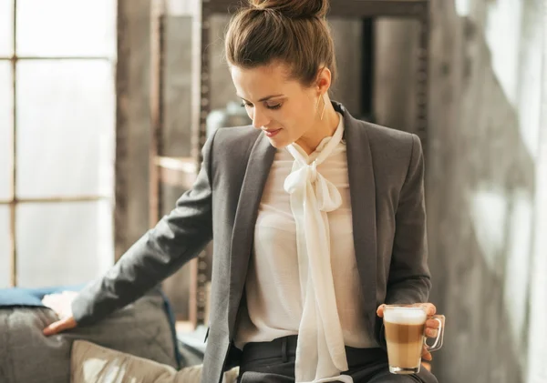 Geschäftsfrau mit Kaffee-Latte in Dachgeschosswohnung — Stockfoto