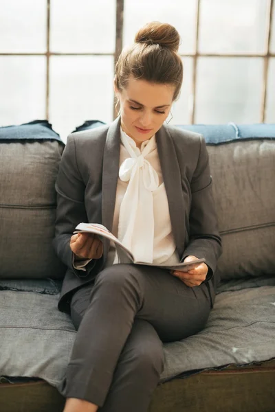 Podnikání žena čte časopis v Loftový byt — Stock fotografie