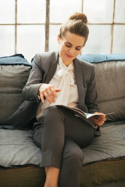 Podnikání žena čte časopis v Loftový byt — Stock fotografie