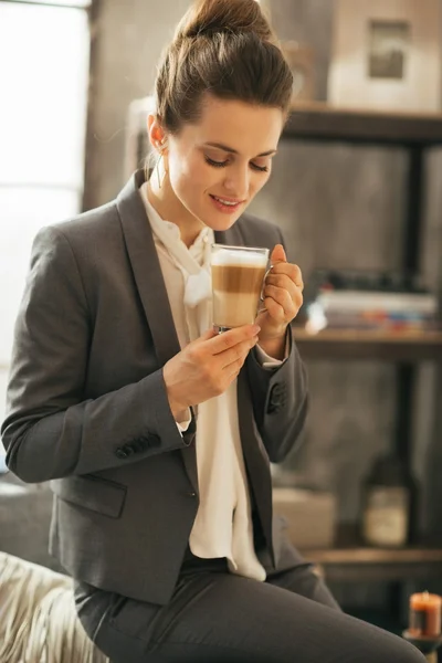 다락방에서 커피 라 떼를 마시는 행복 한 비즈니스 여자의 초상화는 — 스톡 사진