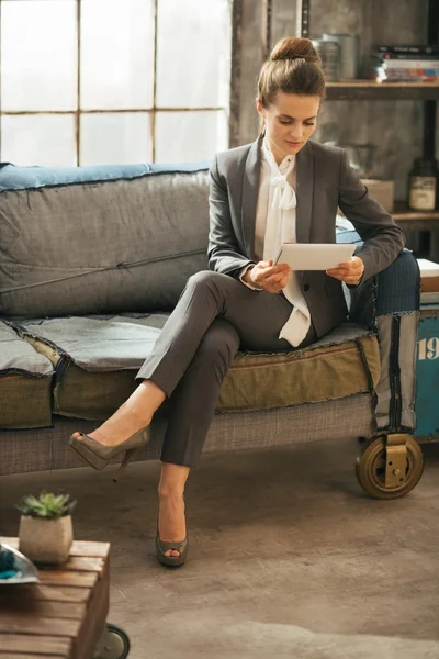 Donna d'affari utilizzando tablet pc in loft appartamento — Foto Stock