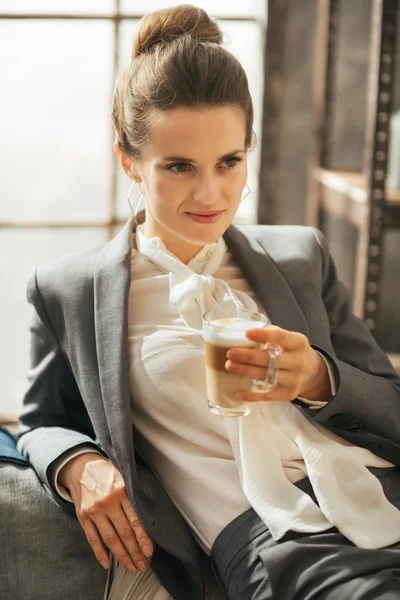 다 락 아파트에서 커피 라 떼 편안한 비즈니스 여자 — 스톡 사진