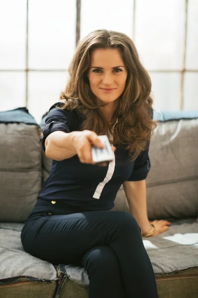 Gelukkig jonge vrouw kijken tv in Zolder Appartement — Stockfoto