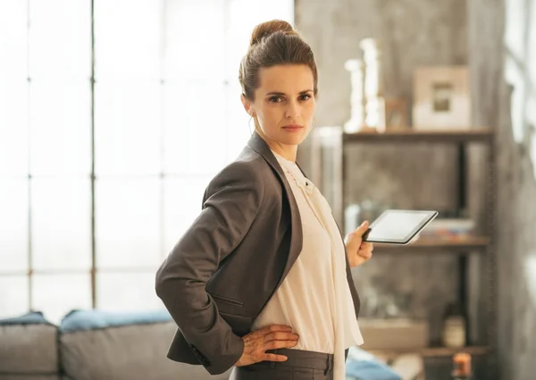 Portret van zakenvrouw tablet pc gebruikt in Zolder Appartement — Stockfoto