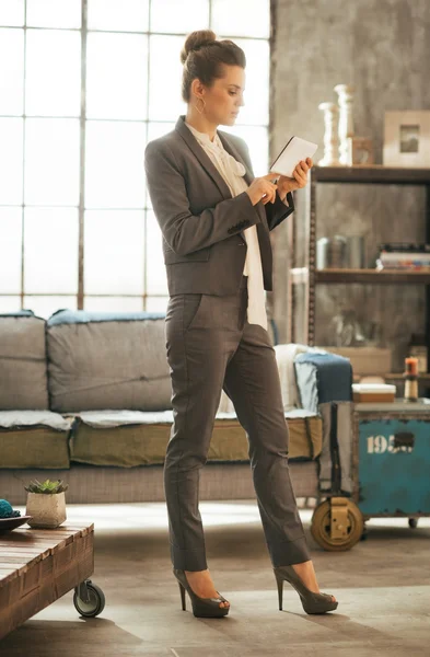 Retrato de comprimento total de mulher de negócios usando tablet pc no loft um — Fotografia de Stock