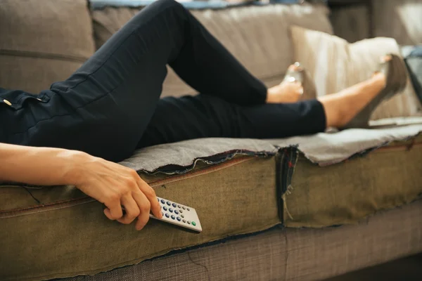 Close-up na jovem mulher assistindo tv no apartamento loft — Fotografia de Stock