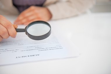 Len büyüteç ile belge keşfetmek iş kadın portre