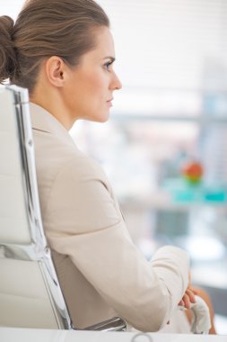 Ofiste oturan iş kadın. arka görünüm