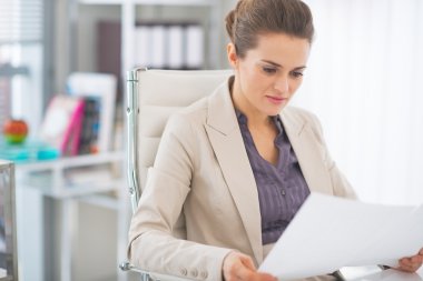 Office belgelerinde inceleyerek mutlu iş kadını