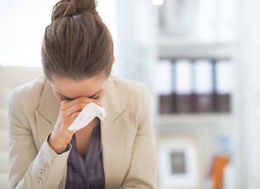 Sinirli iş kadını ofiste portresi