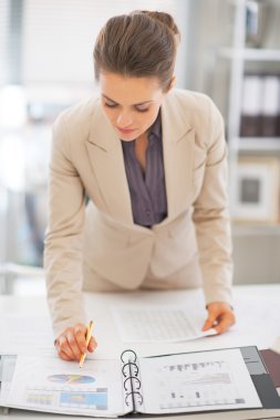 İş kadını ofiste çalışıyor.