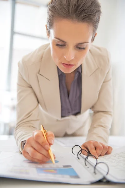 Femme d'affaires écrit dans le document — Photo