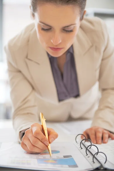 Zbliżenie na biznes kobieta pisze w dokumencie — Zdjęcie stockowe