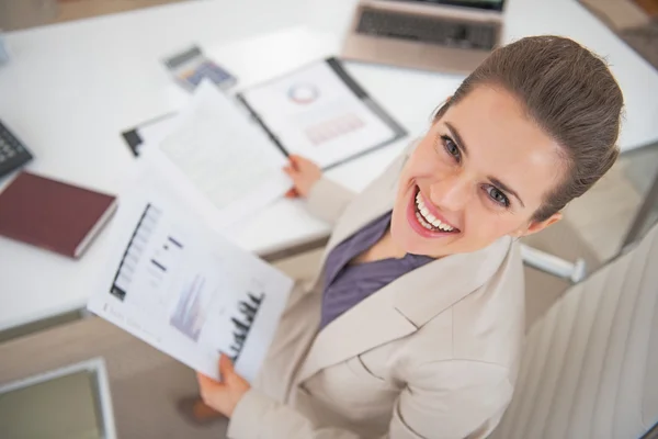 Porträtt av glad affärskvinna på jobbet — Stockfoto