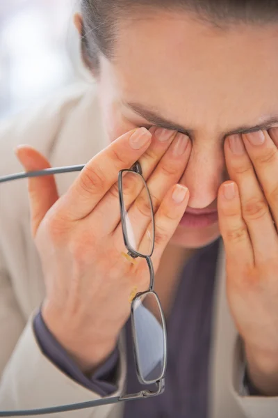 Primo piano sulla stanca donna d'affari con gli occhiali — Foto Stock