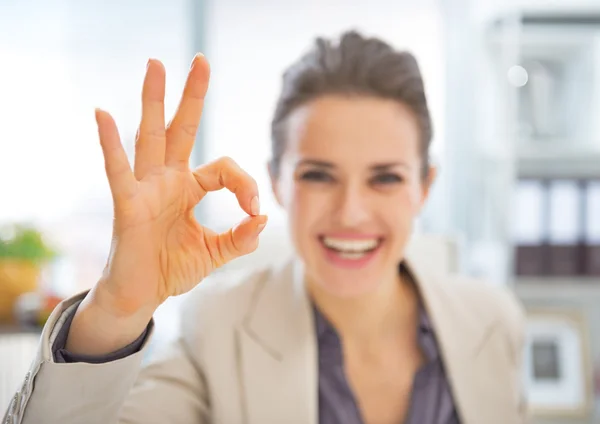 Nahaufnahme einer glücklichen Geschäftsfrau, die OK-Geste zeigt — Stockfoto