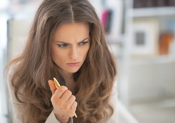 Porträt einer besorgten Geschäftsfrau — Stockfoto