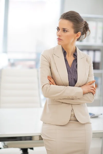 Porträtt av tankeväckande affärskvinna i office — Stockfoto