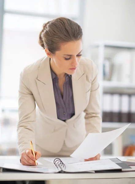 Geschäftsfrau arbeitet im Büro mit Dokumenten — Stockfoto