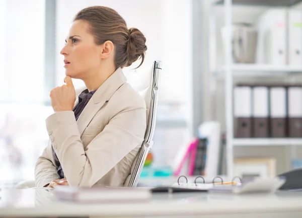 Porträt einer nachdenklichen Geschäftsfrau im Amt — Stockfoto