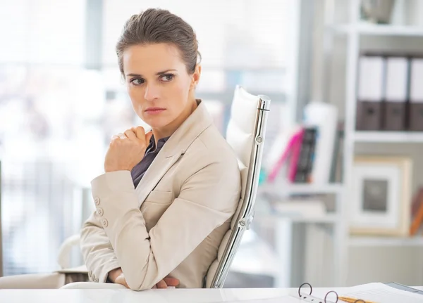 Портрет заинтересованной деловой женщины в офисе — стоковое фото