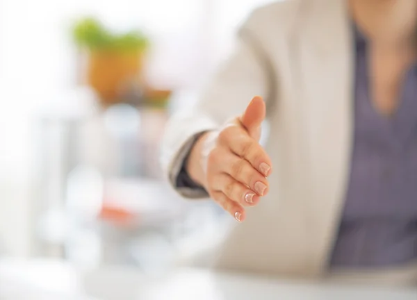 Närbild på affärskvinna stretching hand för handskakning — Stockfoto