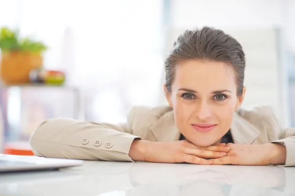 Portret van zakenvrouw in office — Stockfoto