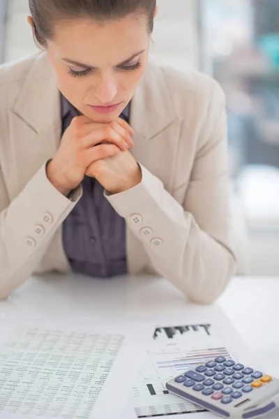 Mujer de negocios reflexiva que trabaja con documentos —  Fotos de Stock