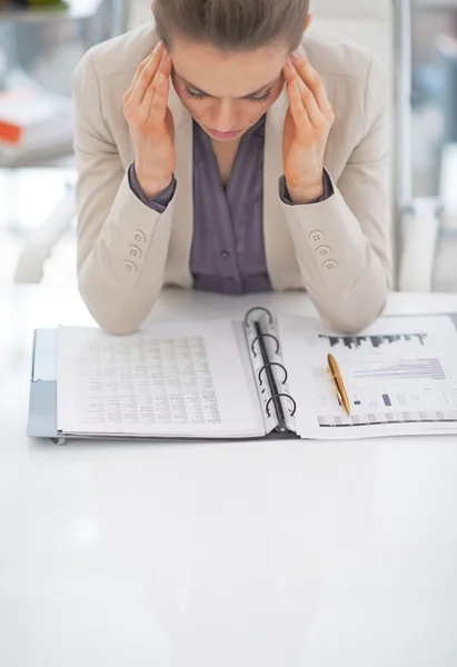 Porträtt av frustrerad affärskvinna på jobbet — Stockfoto